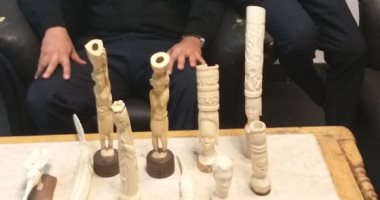 جمارك مطار القاهرة تضبط محاولة تهريب تماثيل مصنوعة من العاج وعملتين أثريتين