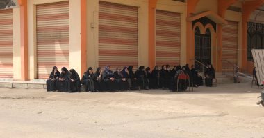 دكرنس تتشح بالسواد حزنا على وفاة اثنين من أبنائها فى حادث طريق كفر الشيخ.. لايف
