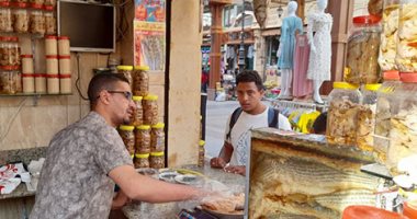 الفسيخ الأسوانى طعم تانى.. المصريون يفضلون تناول "الملوحة" فى حديقة الأميرة فريال.. والأسواق تنتعش بالتزامن مع شم النسيم.. وبائع يوضح: أكلة فرعونية من آلاف السنين.. و"كلب البحر" أجود أنواعها.. فيديو