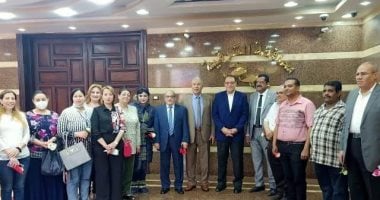 محافظ الشرقية يهدى العاملين المسيحيين بالديوان العام الورود بمناسبة عيد القيامة