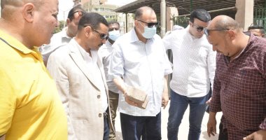 محافظ أسيوط يتفقد أعمال الرصف وتركيب الإنترلوك بشوارع مدينة أبوتيج.. صور