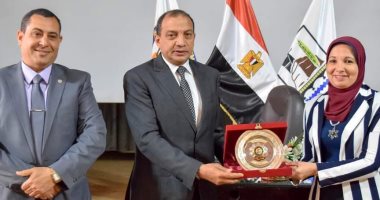 مجلس جامعة بنى سويف يكرم الدكتورة نرمين عاطف المشرف على مركز الإنتاج