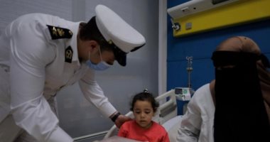 "الداخلية" توزع كعك العيد على المرضى فى المستشفيات