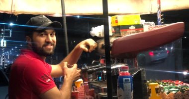 يا جمال القهوة من إيد "عبدالرحمن".. عمل لنفسه مشروع خاص فى الشارع 
