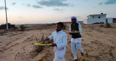 مبادرات رمضانية لإفطار الصائمين فى سيناء.. كيلو لحم ودجاجة بـ"جنيه" فى العريش.. إفطار جماعى لـ 500 أسرة.. أهالى بئر العبد يقطعون طريق المسافرين بموائد الرحمن.. وموائد عامرة بدواوين الشيخ زويد.. صور