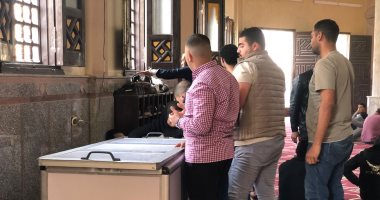 الوداع الأخير.. أم تحتضن نعش ابنها قبل دفنه إثر حادث مصرع 5 طلاب.. لايف وصور