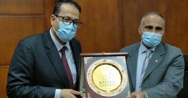 تكريم فريق العرض الرياضى من طلاب الغربية المشارك فى الدورة الرمضانية بالقاهرة