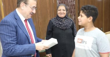محافظ المنوفية يستجيب لطفل ويهديه "موبايل".. اعرف التفاصيل