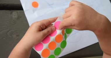 عشان تنظفي بيتك صح.. اعرفى طرق إزالة الملصقات من على الحائط والأخشاب
