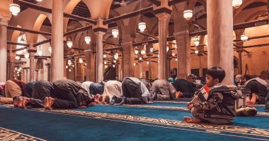 مصر الحلوة.. صفوف الصلاة فى الجامع الأزهر توحد المصريين والوافدين .. صور