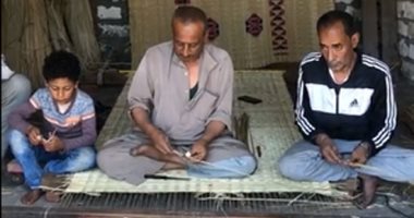ربنا خلقه فنان.. خطاط الحصير لا يجيد القراءة لكنه يكتب أى شىء بالأشغال اليدوية