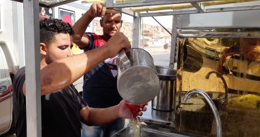 عصير قصب هيجيلك لحد عندك.. "أحمد ومحمود" ابتكرا عصارة متنقلة بأسوان.. فيديو