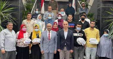 جامعة الزقازيق تسلم 25 سماعة طبية لـ13 طالبا من ضعاف السمع وذوى الهمم