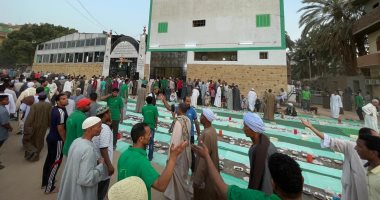 "مشهد مهيب".. آلاف المواطنين يفطرون بالساحة الرضوانية فى الأقصر.. بث مباشر