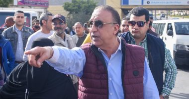 محافظ الإسكندرية يتابع أعمال إزالة الإشغالات أسفل كوبرى المندرة.. صور