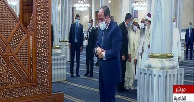 الرئيس السيسى يؤدى صلاة "تحية المسجد" خلال تفقد أعمال تطوير مسجد الحسين 