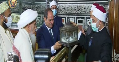 الرئيس السيسى يتفقد حجرة مقتنيات الرسول داخل مسجد الحسين