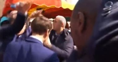 فرانس برس: ماكرون يتعرض للرشق بالطماطم فى جولة ميدانية قرب باريس.. فيديو