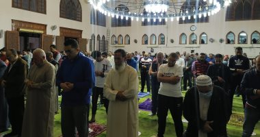 المئات يؤدون صلاة التهجد فى مسجد الشاطئ بمحافظة بورسعيد.. لايف وصور