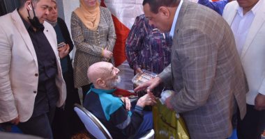 محافظ البحيرة يتفقد دور الرعاية الاجتماعية بالأبعادية ويوزيع الهدايا على الأطفال والمسنين
