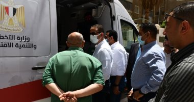 محافظ الفيوم يفاجئ أحد المراكز التكنولوجية المتنقلة للتأكد من حسن سير العمل