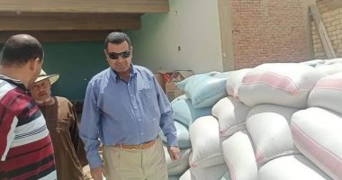 سكرتير عام الوادى الجديد يتفقد مراكز تجميع القمح فى قرى غرب الموهوب بالداخلة
