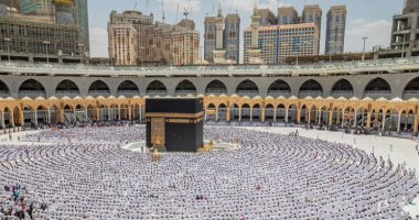 جموع المصلين بالمسجد الحرام يؤدون آخر صلاة جمعة فى شهر رمضان