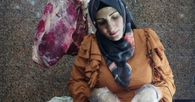 "أم أحمد" أشهر جزارة بالمنيا.. بتلعب بالسكين بتقطع وتشفى على كيفك.. لايف وصور