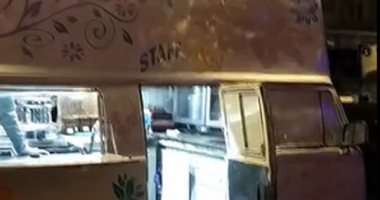 "الرزق يحب الخفية".. عمرو حول ميكروباص لمشروع "كافيه متنقل" (فيديو)