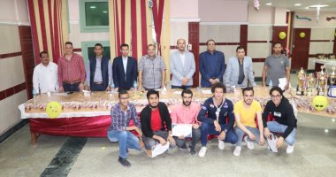 صيدلة سوهاج تكرم الطلاب المتميزين فى الأنشطة الطلابية.. صور