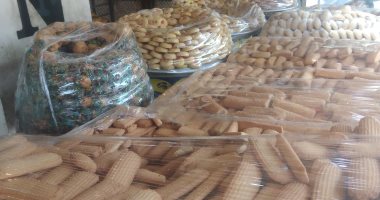 "الخبيز" يجمع الأسر القناوية قبل العيد.. والفايش والبسكويت أشهر المخبوزات بقنا