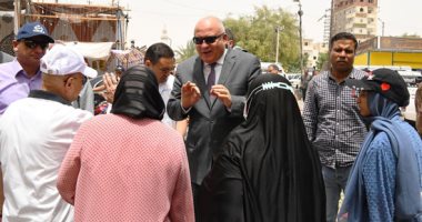 محافظ قنا يفاجئ الأسواق قبيل عيد الفطر للاطمئنان على توافر السلع.. صور