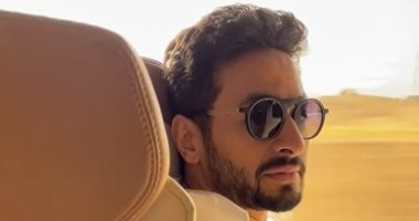 أول ما تشوف حد بيصورك.. رد فعل حمادة هلال خلال طريقه لأداء العمرة.. فيديو