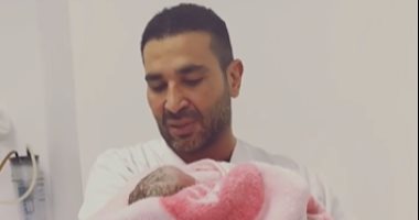 أحمد سعد يرزق بمولودته الجديدة "عليا" ويؤذن فى أذنها فور ولادتها.. فيديو