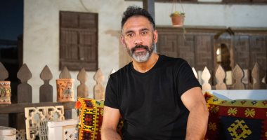 عمرو مصطفى يؤدى مناسك العمرة ويزور الروضة الشريفة