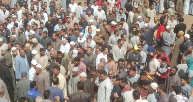 أهالى جزيرة نكلا بالبحيرة يؤدون صلاة الجنازة على 7 أطفال بعد مصرعهم غرقا.. لايف