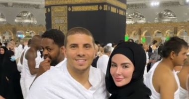 محمد زيدان برفقة زوجته لاداء مناسك العمرة.. صور