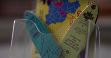 لجمع تبرعات لبلاده.. أوكرانى يحول حطام الطائرات إلى سلاسل مفاتيح "صور"