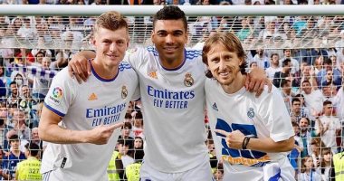 كاسميرو يحتفل مع كروس ومودريتش بالدورى الإسبانى ويعلق: "مثلث برمودا"