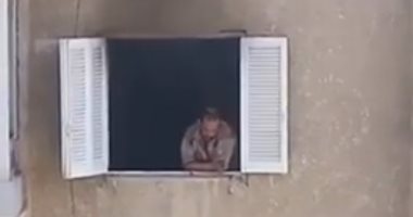 مهتز نفسيًا يقتحم شقة ويصيب ساكنيها ويشعل النيران بها فى الإسماعيلية.. صور