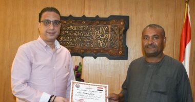 عم "مصطفى" رفض مبلغ مالي وتبرع به للمرضى.. فكرمه محافظ الفيوم