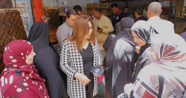 محافظ دمياط تتابع الأسواق وتناشد أصحاب المحال بالإعلان عن أسعار السلع