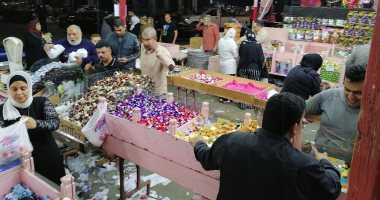 "شيكولاتة وبلالين" زحام ليلة العيد على محلات بورسعيد..لايف
