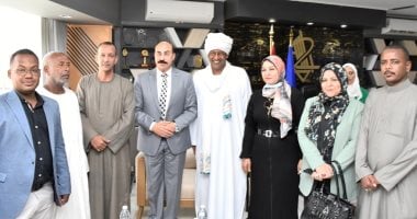 مواطنون وقيادات يقدمون التهئنة لمحافظ أسوان فى مكتبه بمناسبة عيد الفطر