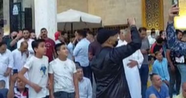 أبدع مشاهد العيد.. الحسين يتزين ويستقبل آلاف المصلين لأداء صلاة عيد الفطر
