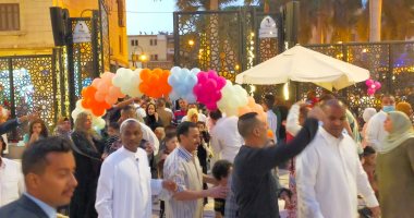 الهدايا والبلالين ترسم البهجة على الأطفال بالحسين.. هنا صلاة العيد