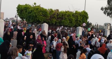 سيلفى وبلالين على الكورنيش.. فرحة أهالى القليوبية بعيد الفطر.. لايف وصور