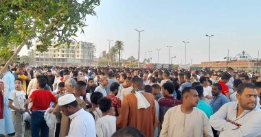 الآلاف فى الشوارع والميادين بعد قضاء صلاة عيد الفطر بأسوان.. لايف وصور