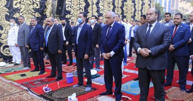 محافظ الجيزة يؤدى صلاة عيد الفطر المبارك من ساحة مسجد مصطفى محمود بالدقى