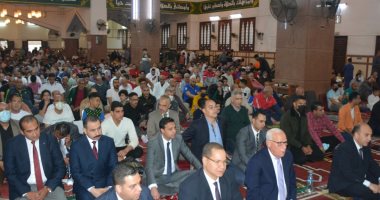 بحضور المئات.. محافظ بورسعيد يؤدي صلاة العيد بمسجد المجمع الإسلامي.. لايف وصور